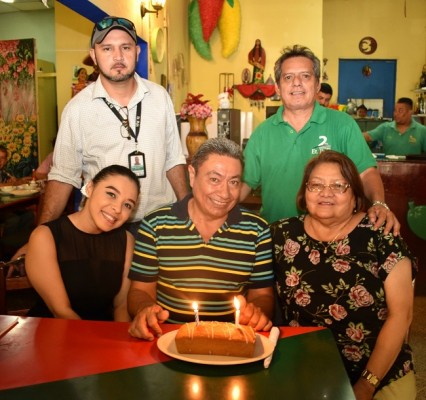 Celebrando el cumple Hugo Díaz en Restaurante Jalapeños, Richar Escobar, Rey Carranza Francis Aleman y doña Antonieta Escobar