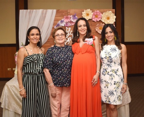 Con las oferentes de su baby shower, Herta Karina Rápalo, Herta de Rápalo, Heidy Rápalo de Tinoco y Verónica Rápalo