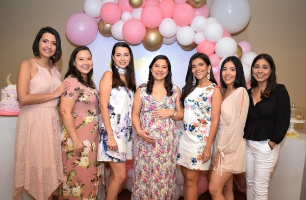 Con las oferentes del baby shower: Tatiana Mestayer, Allison Bennett, Alejandra Mestayer, Alejandra Bennett de Doblado, Daniela Chavez, Adela Pizzati y Hania Kafati