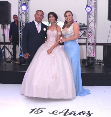 Con sus padres, Nelson Lara y Rosa Mejia