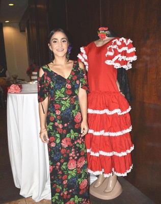 Audrey poso junto al vestido flamenco de su hermana.