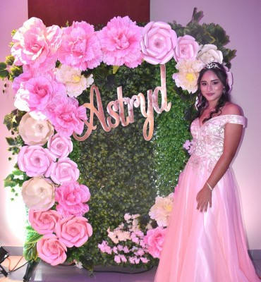 Astryd debutó en un escenario enmarcado en sus mas especiales sueños de quinceañera.