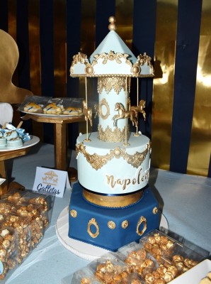 El pastel de celebración, además de exquisito fue muy llamativo con su montaje de base giratoria.