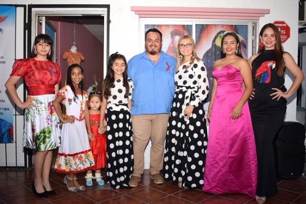 Hannabel y Gabo, acompañados de las modelos y los diseños de su casa de modas.