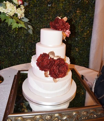 El exquisito pastel de bodas fue elaborado por Nadia Canahuati de Signature Cakes