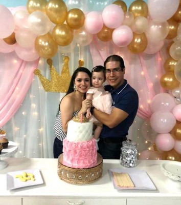 Daniela Castro Dunaway y su esposo, Victor Hernandez, celebrando el primer añito de su princesita Alessandra Sofia