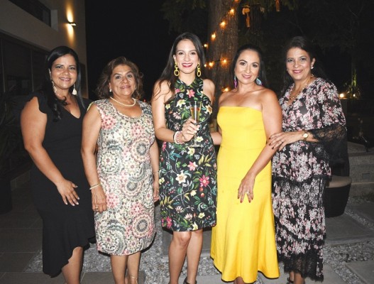 Diany Cano, Ingrid García, Mildred Reyes, la anfitriona de la casa Cruz María Suazo y Débora de Reyes