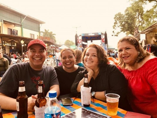 Disfrutaron entre amigos de la feria.