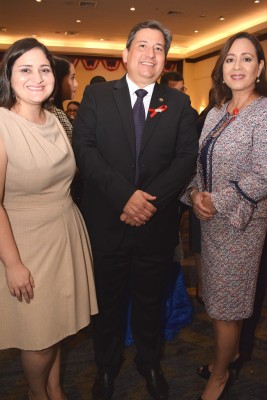 Donna Micheletti con Gustavo y Emma Robelo.