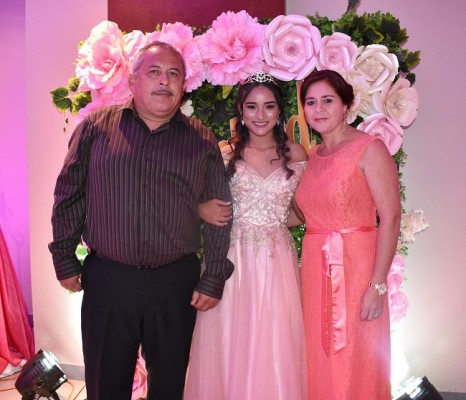 Edwin Rodríguez, Astryd Carolina Morataya Álvarez y Rosalinda Álvarez (padrinos de la quinceañera)