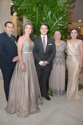 El nuevo profesional, José Manuel Reyes junto a su familia, Allan Reyes, Karina Alvarado (Directora de Big Step Institute), María Teresa Alvarado y Ana Reyes.
