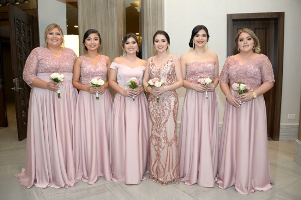 El cortejo de la novia integrado por Nickol Sorto, Meihmy Chang, Dayana Urbina, Paty Orellana y Daniela Chávez junto a la dama de honor Karime Canahuati.