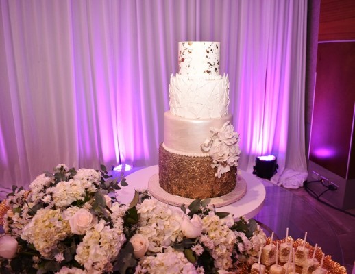El exquisito pastel de bodas giratorio fue elaborado especialmente para la ocasión por Hanan´s Bakery