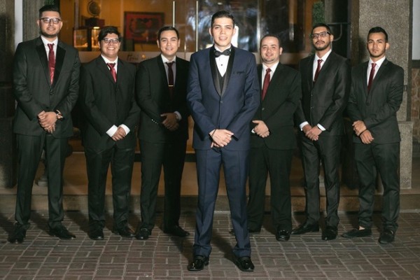 El novio, Raúl Antonio Peña Girón, acompañado de su cortejo de caballeros en la antesala de su ceremonia de bodas.