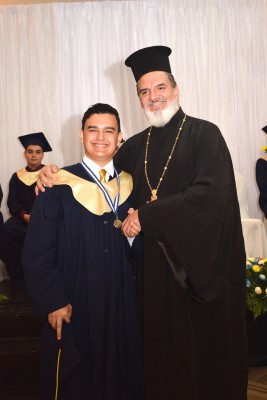 El padre Jorge Faraj en compañía del graduado Franklin Alberto Burgos.