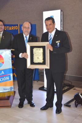El presidente entrante Jorge Edgardo Sikaffy le entregó una placa de reconocimiento al presidente saliente Ramón Fuentes por su destacado liderazgo dentro de la organización rotaria.