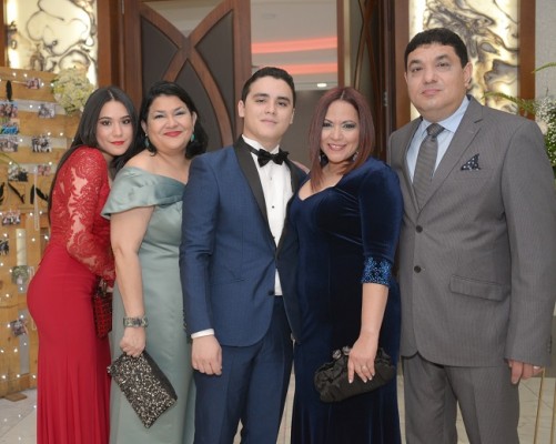 Ricardo Yones en su gala de graduación acompañado de su familia.