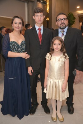 El senior Óscar Sánchez junto a su familia.