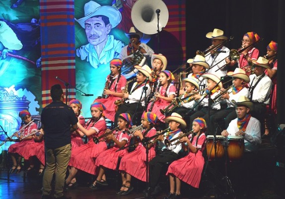 El talento de los jóvenes de la Orquesta Municipal Esperanzana se robó los aplausos del público. 