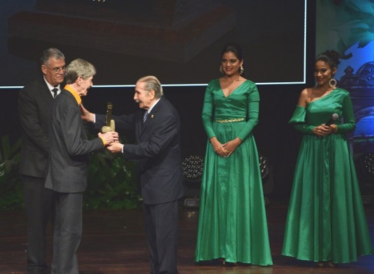 Enrique Aguilar ganador del Premio Identidad 2018 fue quien entregó la presea a Enrique Rodezno Carvajal.