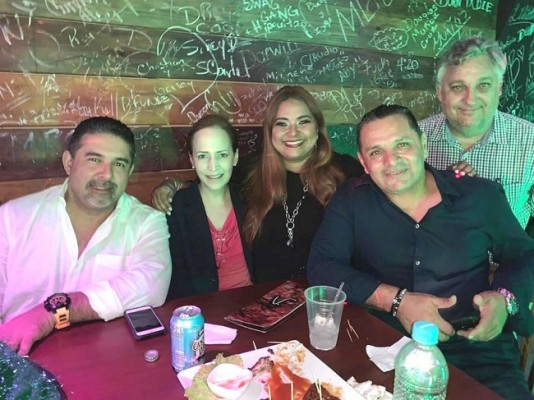 Festejando el cumpleaños de Luisa Carias, Hugo Romero, Alexa Foglia, Carlos Rolando Zuniga Nuñez y David D. Lardizabal.