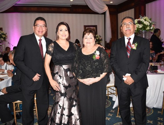Gerardo Sosa, Fanny Valenzuela, junto a los abuelos del novio: Rosario Valenzuela y Orlando Valenzuela.