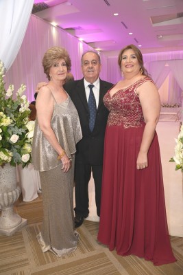 Gloria y Selim Canahuati con Karen de Massu, madrina de bodas