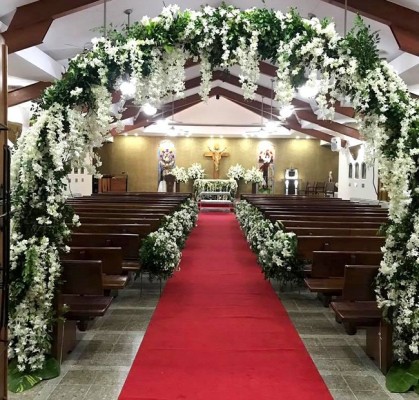 Decorada con hermosos blancos entre espesos follajes, la Iglesia Nuestra Señora de Suyapa se mostró espléndida.