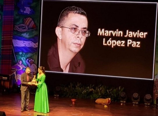 Instante en el que Marvin Javier Lopez Paz recibe su Premio Identidad 2019