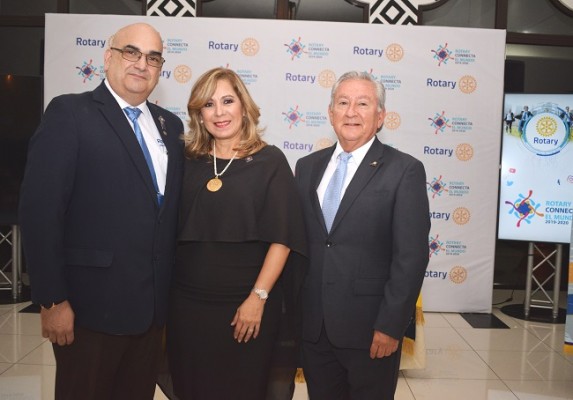 José Antonio Interiano junto a su esposa Ena de Interiano con Carlos Gálvez, del Club Rotario del Este en Guatemala.