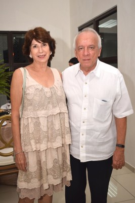 Julio Escoto junto a su esposa, Flor Alvergue.