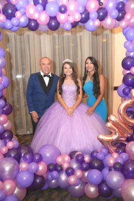 Junto a sus padres, Victor Rivera y Mariela Paz