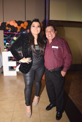 Karly Ortega junto a su padre y manager