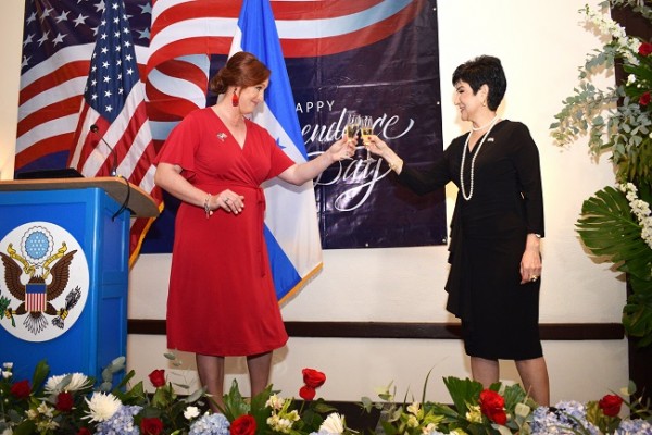 La Encargada de Negocios Heide B. Fulton junto a la designada presidencial María Antonia Rivera brindaron por la independencia de los Estados Unidos.