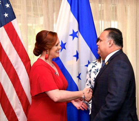 La Encargada de Negocios Heide B. Fulton recibiendo al alcalde sampedrano Armando Calidonio durante la celebración de la Independencia e Norteamérica que tuvo lugar en SPS