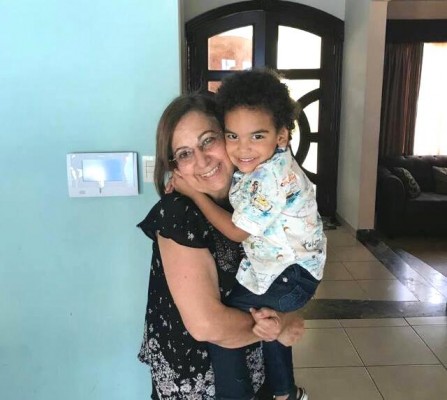 La cumpleañera, doña Margarita Kawas de Tejada con su nieto Onías Jr.