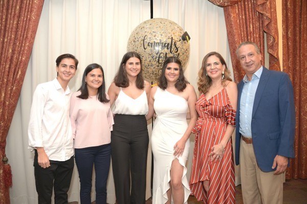 La familia Flores-Gómez en pleno celebrando el triunfo estudiantil de Raquel