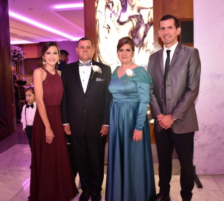 La familia de la novia Delmy Cueva, Jorge Cueva, Venicia Pineda y Jorge Cueva.