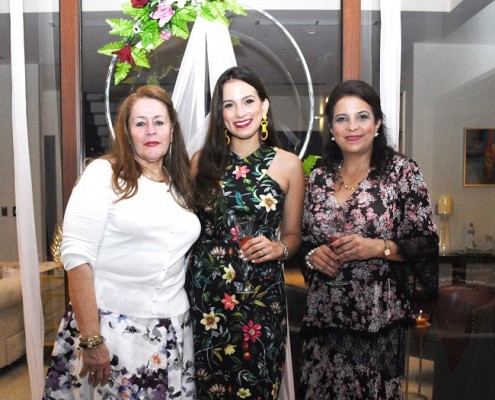 La futura suegra de Mildred, Lía de Bográn, Mildred Reyes y su madre, Débora de Reyes