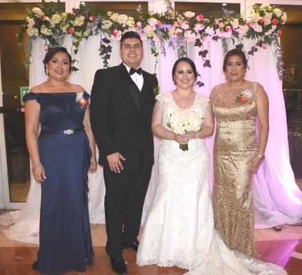 La madre de la novia, Jessica Martínez, Orlando Josué Valenzuela, Karen Dariela Fajardo Martínez y la madre del novio, Mercedes Oseguera.