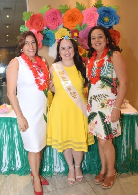La madre del novio y futura suegra, Mercedes Oseguera, Karen Dariela Fajardo Martínez y su madre, Jessica Martínez