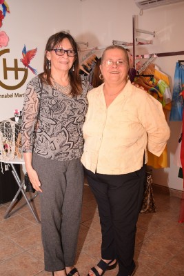 La presidente de la ANMPIH, Esperanza Escobar, junto a Cándida Leiva