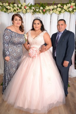 La quinceañera acompañada de sus padres Moisés Flores y Lourdes Rodríguez