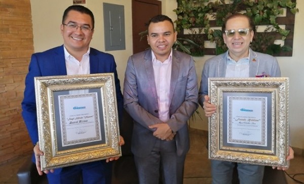 La revista Chismes y Farándula entregaron un reconocimiento a los comunicadores Miguel Caballero y Daniel Urraco por su destacada trayectoria y labor en medios de comunicación.