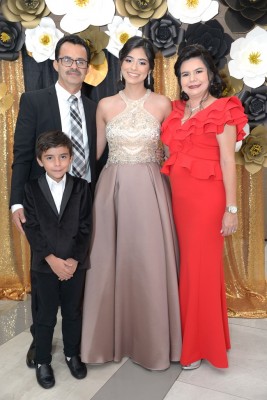 La encantadora Ana Vega con su familia.