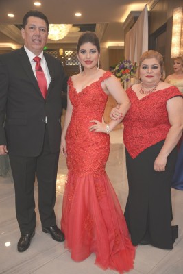 La encantadora Marian Larios junto a sus padres, Julio Larios y Sandra Fajardo.