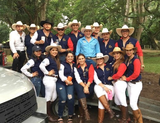 Los chicos del Club Hipico Valle de Sula y el presidente del AGAS Tito Ferreira en la feria de San Buenaventura