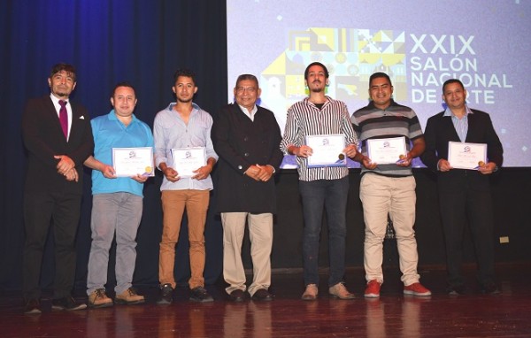 Los ganadores de las menciones honoríficas fueron Marcio Noel Arteaga, Óscar Eduardo Hernández, Jenry Yarzón, Miguel Adán Sorto y Carlos David Lamothe.