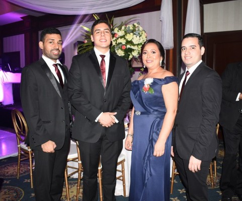 Los hermanos del novio, Dennis Valenzuela y Juan Valenzuela, junto a su madre, Jessica Martínez y el hermano de la novia, Javier Fajardo.