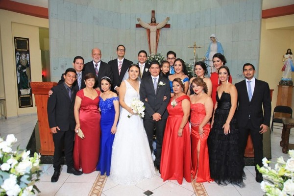 Los novios con la familia Claros